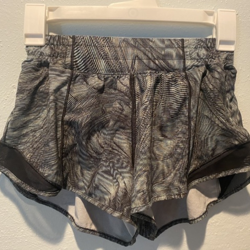 Lululemon hotty hot shorts 2.5”
